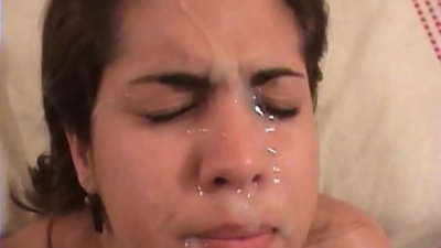 સુંદર લેટિન શ્યામા રફ સેક્સ ધરાવે છે